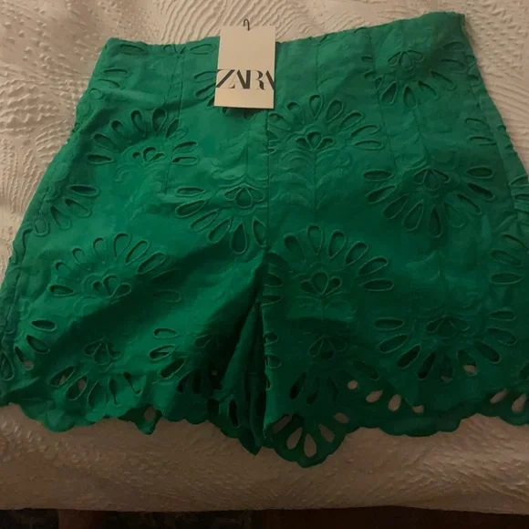 ZARA GREEN EYELET SHORTS - Picture 3 of 5